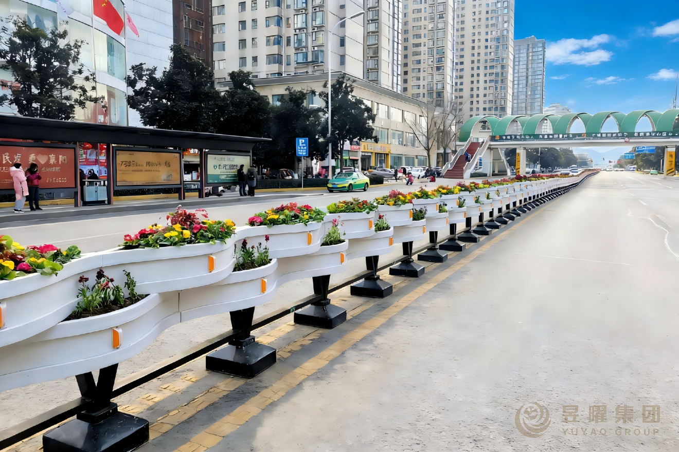 湖北襄阳中央隔离飘带PVC花箱